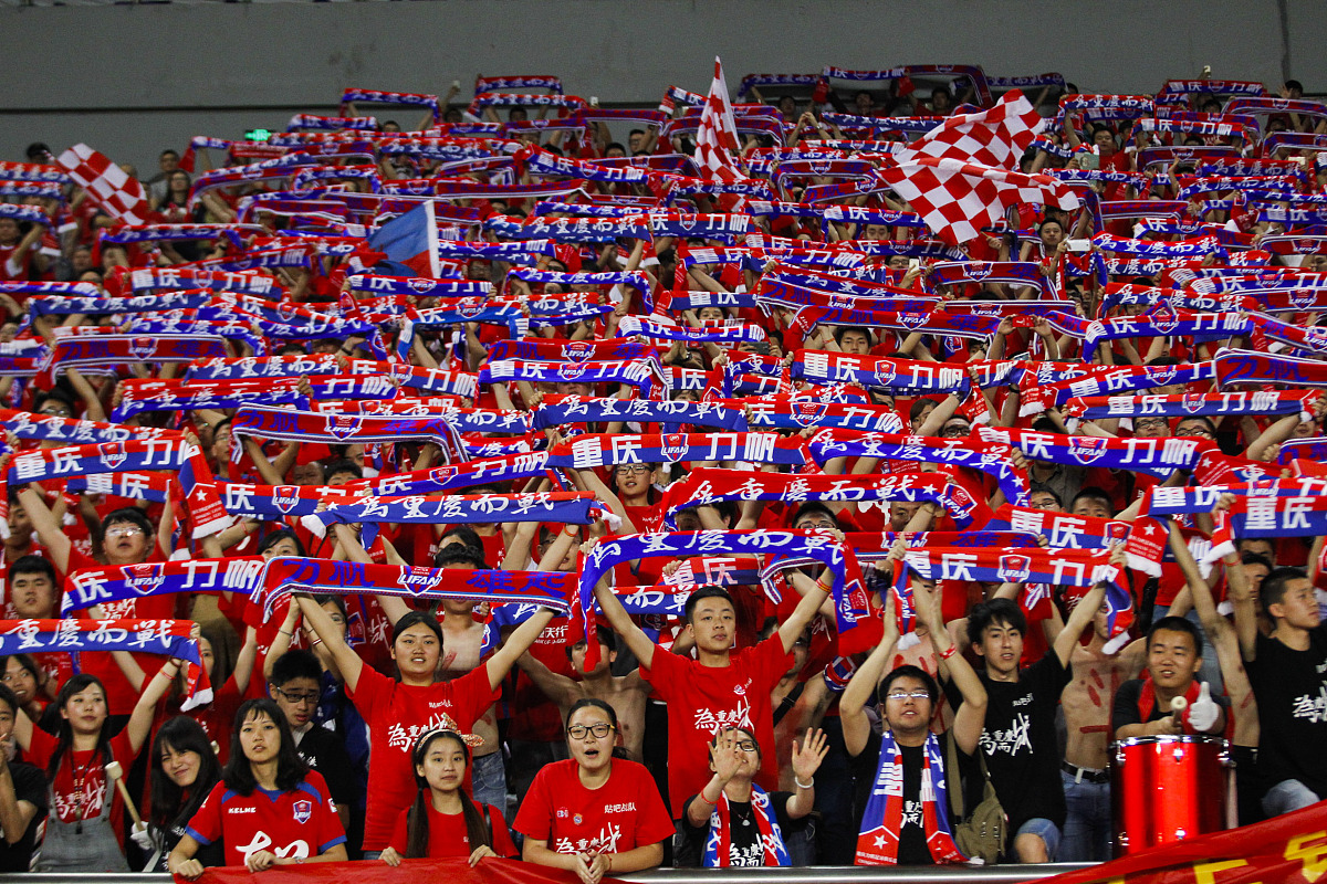 关于足球赛场上的精彩瞬间引发球迷热议的信息